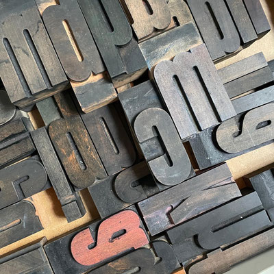 Blockprint Atelier Wädenswil, Textildruck Kurse mit indischen Holzstempel und alten ABC Holz Lettern