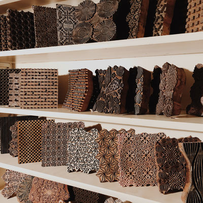 Entdecke die einzigartigen Blockprint-Kurse in der Schweiz: Tauche ein in die Kunst des Textildrucks mit handgefertigten indischen Holzstempeln, entworfen und produziert in der Schweiz und Indien