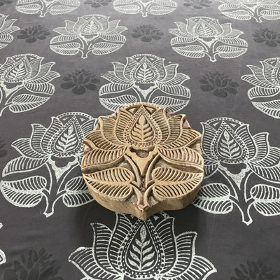 Erlerne die Geheimnisse des Textildrucks in Wädenswil: Meistere die traditionelle Blockprint-Kunst mit handgefertigten indischen Holzstempeln.