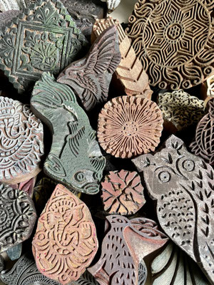 Kreative Workshops in Wädenswil, Schweiz: Erlerne die einzigartige Blockprint-Technik mit Stempeln, die in Wädenswil designt und in Indien gefertigt werden.