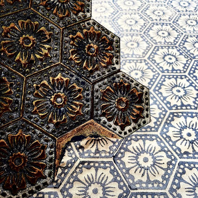 In Indien produzierte Bio Blockprint Stoffe, Musterkatalog in Wädenswil einsehbar mit diversen Stempel