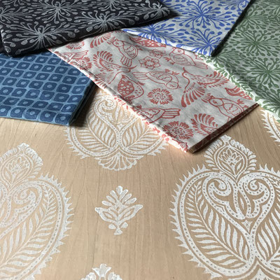 Textildruck Kurs mit indischen Holzstempel Wädenswil Zürich. Drucken mit natürlichen Textilfarben