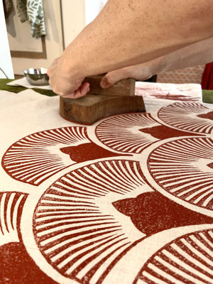 Blockprint Kurs Schweiz für kreative Stoffgestaltung und handwerkliche Techniken