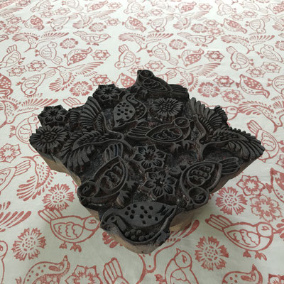Erlebe die Faszination des Textildrucks: Kurse in Wädenswil, die die alten Geheimnisse des Blockprints mit authentischen indischen Holzstempeln offenbaren.