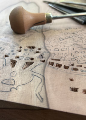 Traditionelle Druckstock-Schnitzerei für Blockprint-Textildruck in Wädenswil am Zürichsee