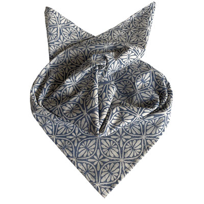 Künstlerische Vielfalt: Blockprint Halstücher aus Schweizer und indischer Produktion.