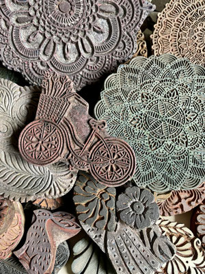 Einzigartige Textildruckkurse in Wädenswil, Schweiz: Lerne die Kunst des Blockprints mit handgefertigten indischen Holzstempeln, entworfen und hergestellt in der Schweiz und Indien.