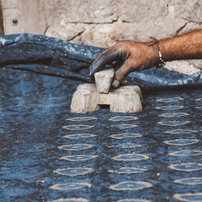 Bagru ist einer der Orte in Indien wo sie spezialisiert sind auf mud resisit Indigo Block Print Textilien.