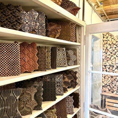 Entdecke die Magie des Textildrucks in Wädenswil: Erfahre die Faszination der Jahrhunderte alten Blockprint-Kunst mit indischen Holzstempeln