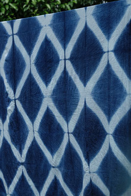 Nachhaltige Pflanzenfärbung mit Indigo auf Naturtextilien