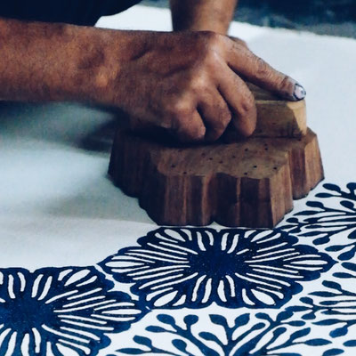 "Einzigartige Blockprint-Produkte: Entworfen in der Schweiz, in unserer eigenen Manufaktur in Indien gefertigt."