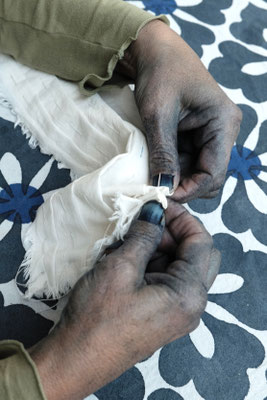 Indigo Färben Schweiz – Entdecke, wie du deine Stoffe mit Indigo einfärbst und traditionelle Techniken wie Shibori anwendest.