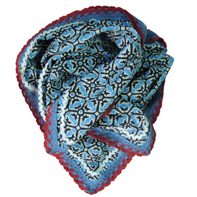 Stilvolle Accessoires für jeden Anlass: Blockprint Halstücher aus Schweizer und indischer Produktion.