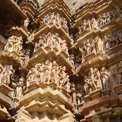 Kamasutra Tempel Kahjuraho. Privat geführte Rajasthan Gruppen Rundreise und Varanasi. Organisiert durch das indische Reisbüro Maasa India Tourism