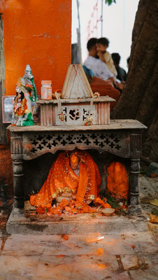 Einer der vielen kleinen Tempel in Varanasi