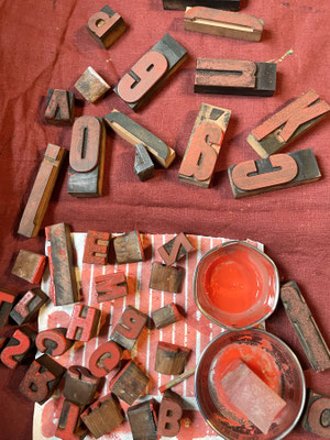 In den Maasa Kursen kannst du auch mit alten Letterpress Buchstaben drucken.