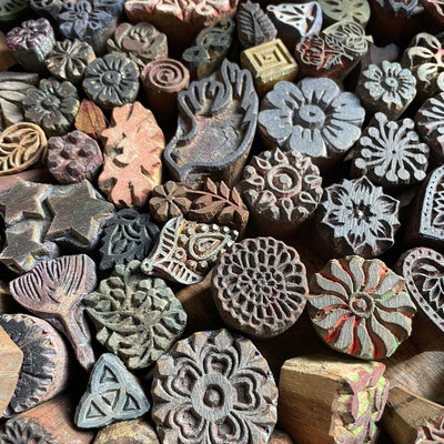 Inspiration aus Indien: Textildruckkurse in Wädenswil, wo du die traditionelle Blockprint-Technik mit handgeschnitzten Holzstempeln erlernst.