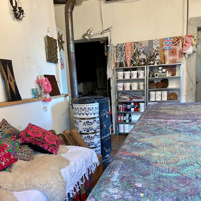 Entdecke deine künstlerische Seite: Textildruckkurse in Wädenswil, die die alte Kunst des Blockprints mit indischen Holzstempeln wiederbeleben.