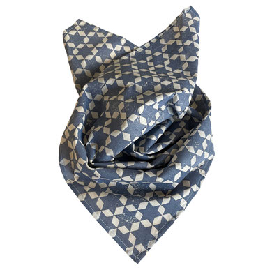 Handgefertigte Blockprint Halstücher: Eine Fusion aus Schweizer Präzision und indischer Handwerkskunst."