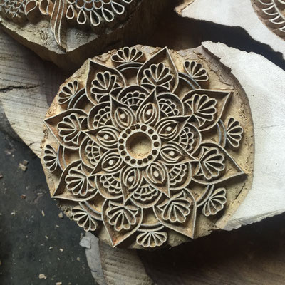 Nahaufnahme eines handgeschnitzten Blockprint-Stempels mit beeindruckend präzisen Details.