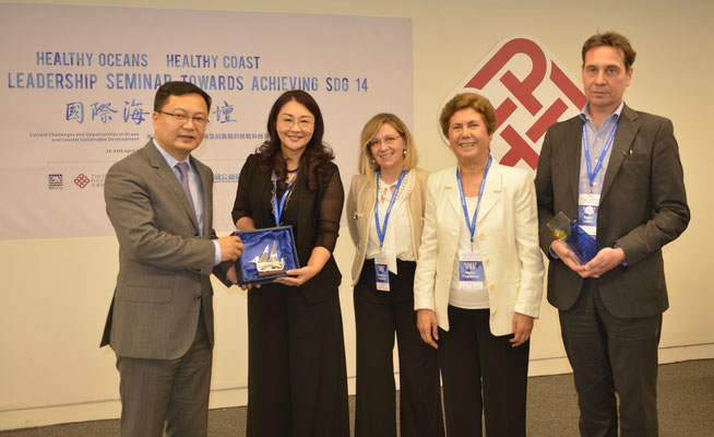 Exchange of gifts between IOI and SWHF [L-R: X. Hu, J. Hu (SWHF), A Vassallo, M Faghfouri and P Leder (IOI)]