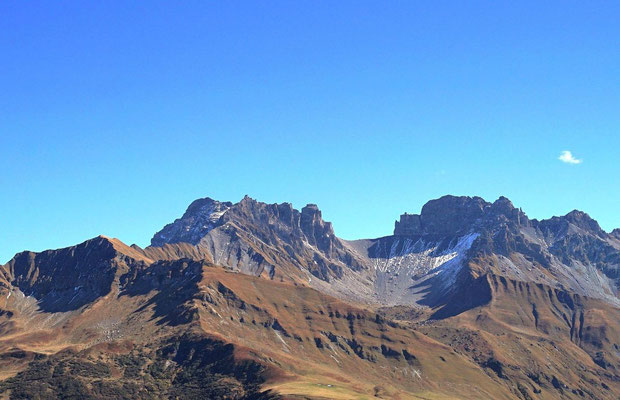 La brèche de Parosan entre l'aiguille du Grand Fond et la Pointe de Presset