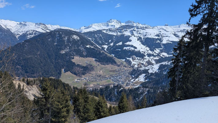 Arêches devant Le Rocher du Vent, l'Aiguille du Grand Fond,