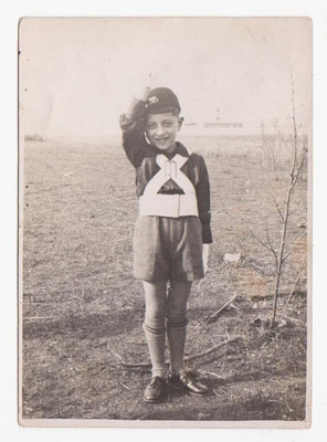 1938 Figlio della Lupa riconoscibile per le caratteristiche bretelle.