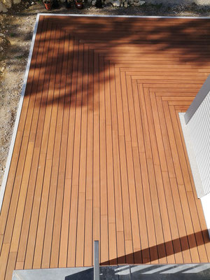 Moderne Terrassengestaltung mit parkettähnlichen Bambus-Dielen – edle Oberfläche und harmonisches Design für den Außenbereich.