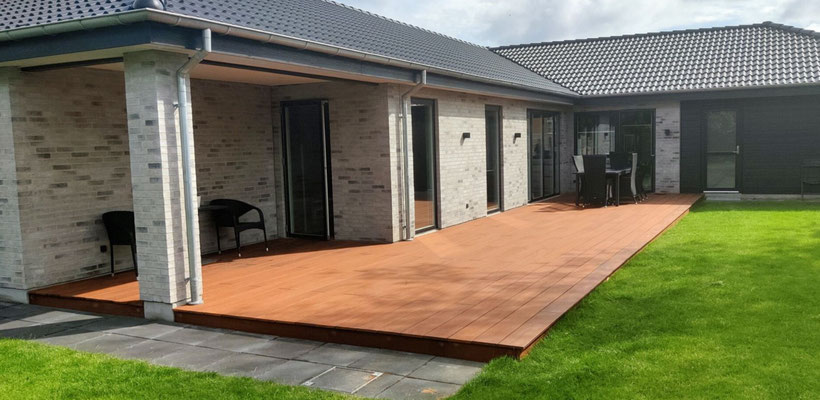 XL Terrassendielen Vinales aus Bambus vor einem Einfamilienhaus im Garten verlegt.