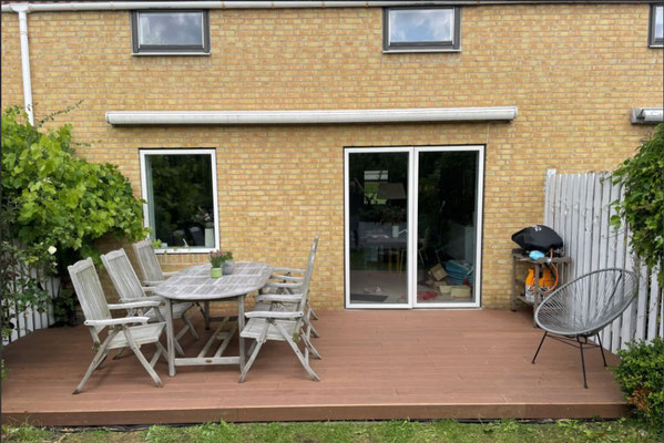 Nachhaltige Bambus-Terrassendielen Holguin in natürlicher Holzoptik auf einer stilvoll gestalteten Terrasse mit Pflanzen und Sitzmöbeln