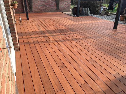 Elegante Terrasse mit glatten Bambus-Terrassendielen aus dem Komplettset „Varadero“ – langlebig, pflegeleicht und nachhaltig