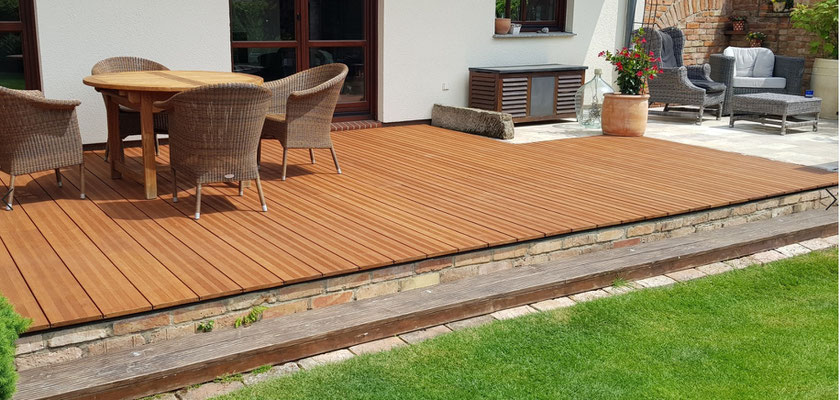 Nachhaltige Terrasse mit Bambus XL-Dielen Vinales, harmonisch in den Garten integriert.