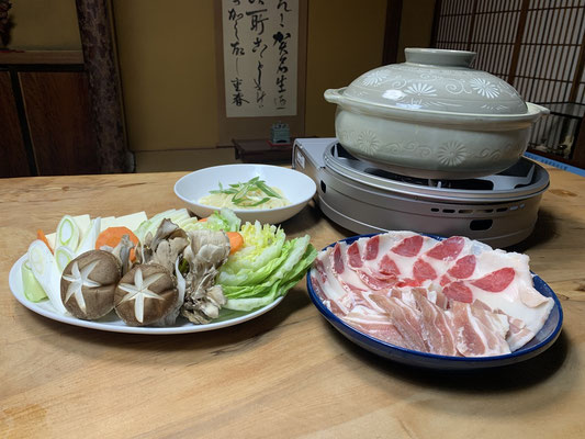 クマ＆イノシシ鍋全景