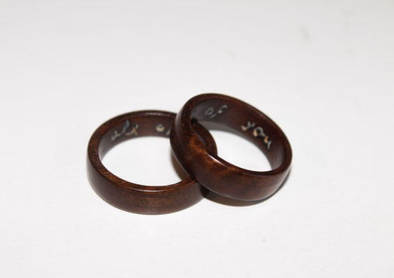 ... Coppia di anelli in stile semplice con incisione all'interno realizzata con stucco bianco. Il legno utilizzato per questi anelli è il Daniela ...