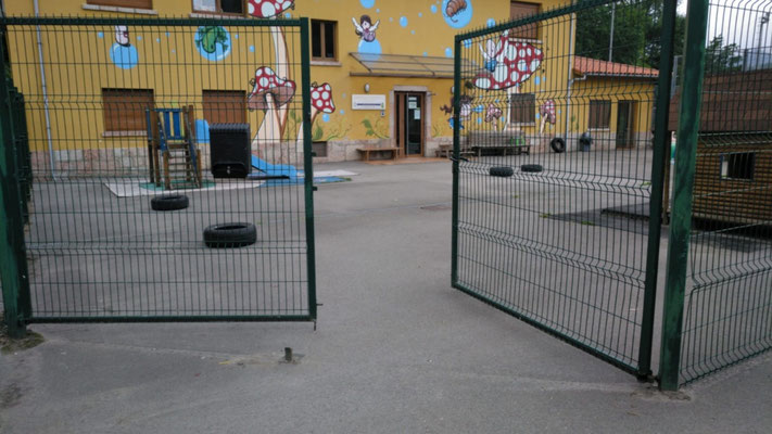 Acceso al patio de la Escuela 