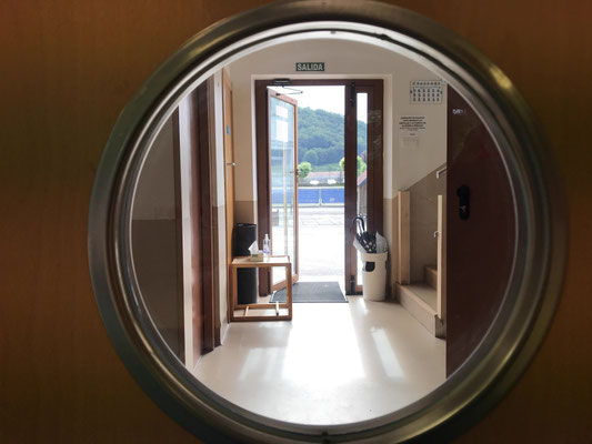 Cada aula dispone de un ojo de buey.