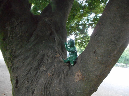 木に登って喜ぶミニラ