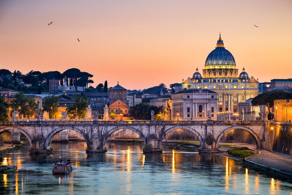  Night view of the Basilica St Peter in Rome, Italy © Mapics / Fotolia