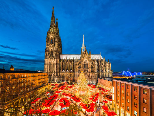 Christmas market in front of the Cathedral of Cologne, Germany - By Mapics