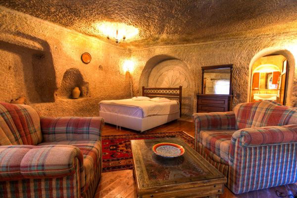 Cappadocia cave hotel copyright evantravels / Shutterstock