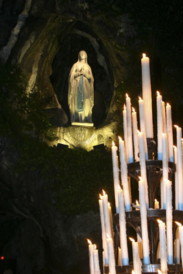 Lourdes la grotte des apparitions - Copyright Office du tourisme de Lourdes