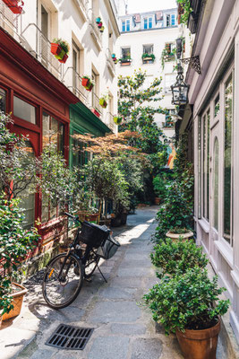 Paris Cozy Street copyright Catarina Belova