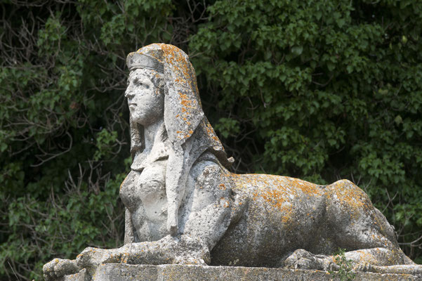 Sovizzo, Villa Curti ancient statue with natural green background Copyright Claudio Giovanni Colombo