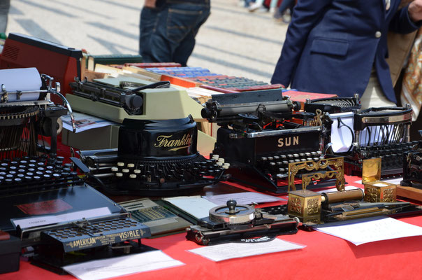 Porto Belo Market every Saturday in the Carlos Alberto Square © European Best Destinations