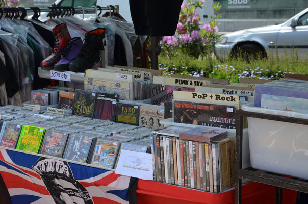 Porto Belo Market every Saturday in the Carlos Alberto Square © European Best Destinations