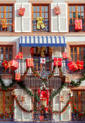 Facade of a house in Colmar during the season of Advent - By kavalenkau