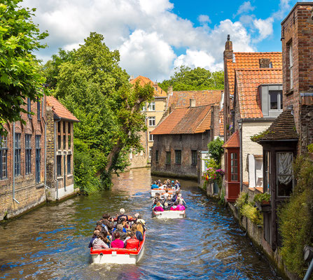 Bruges - European Best Destinations - Tourist boat in Bruges - Copyright S-F