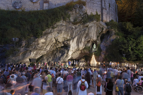 Lourdes la grotte des apparitions - Copyright Office du tourisme de Lourdes 2