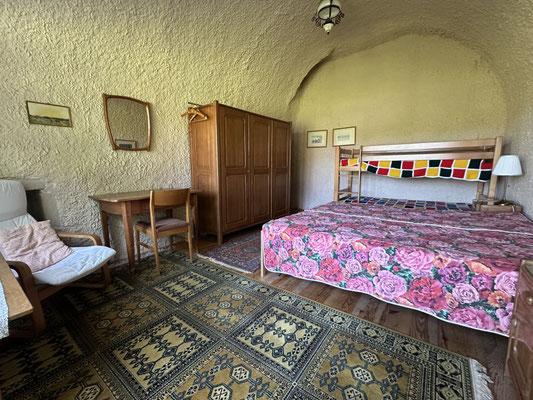 Zimmer 2: 1 Doppelbett, 2 Etagenbetten. Geteiltes Bad mit Badewanne/WC.